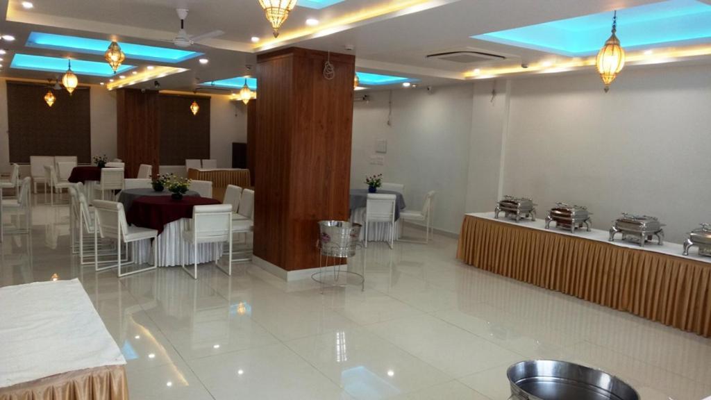 Alankrita Suites & Party Halls Мератх Экстерьер фото