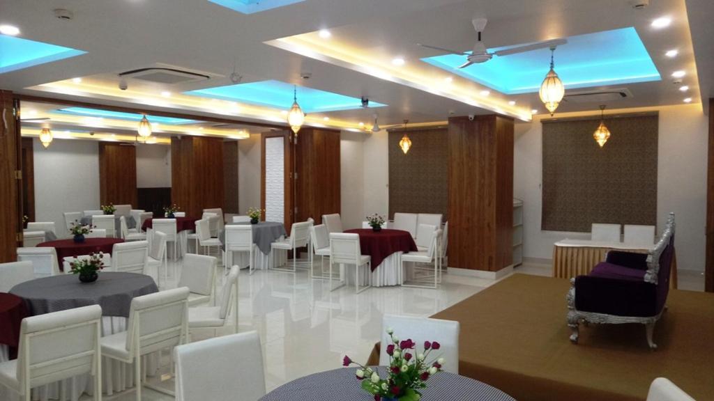 Alankrita Suites & Party Halls Мератх Экстерьер фото