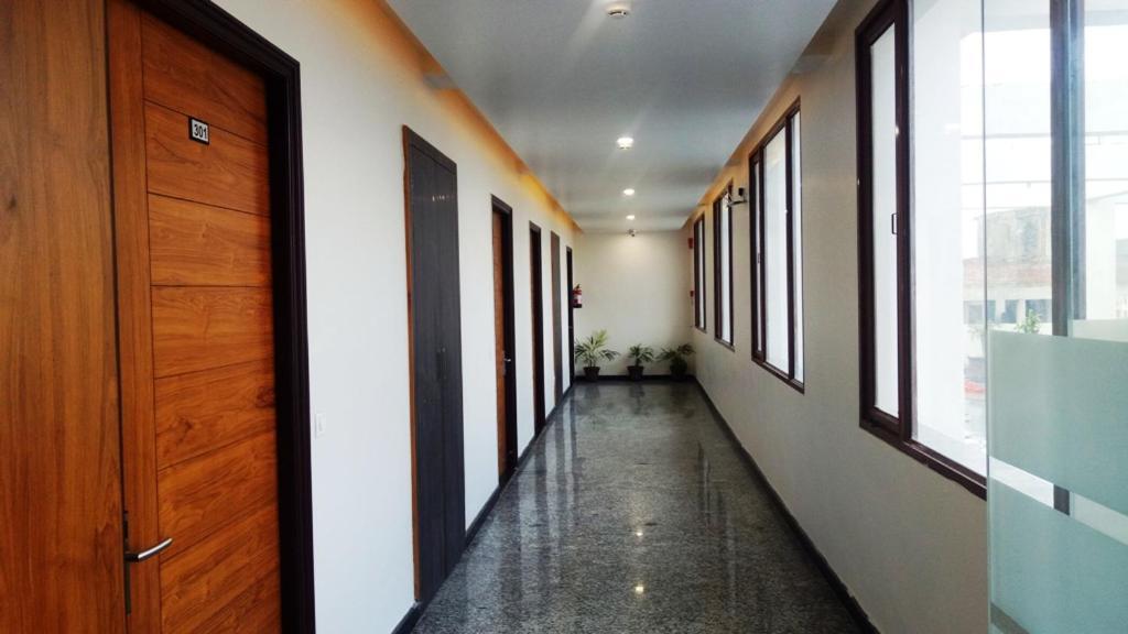Alankrita Suites & Party Halls Мератх Экстерьер фото