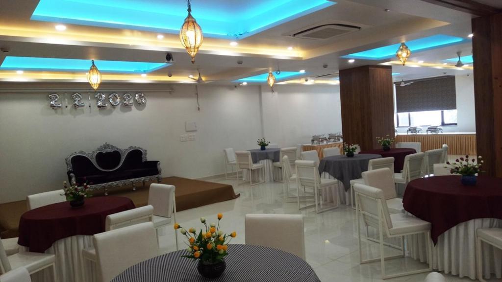 Alankrita Suites & Party Halls Мератх Экстерьер фото