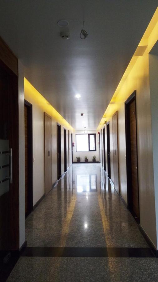 Alankrita Suites & Party Halls Мератх Экстерьер фото