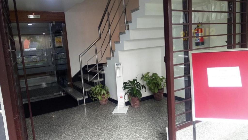 Alankrita Suites & Party Halls Мератх Экстерьер фото