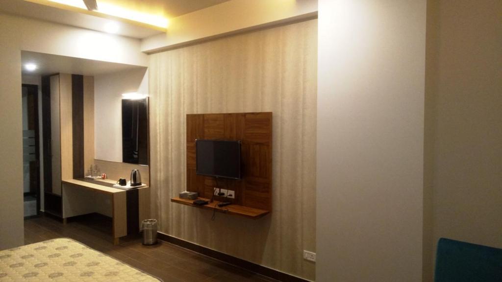 Alankrita Suites & Party Halls Мератх Экстерьер фото