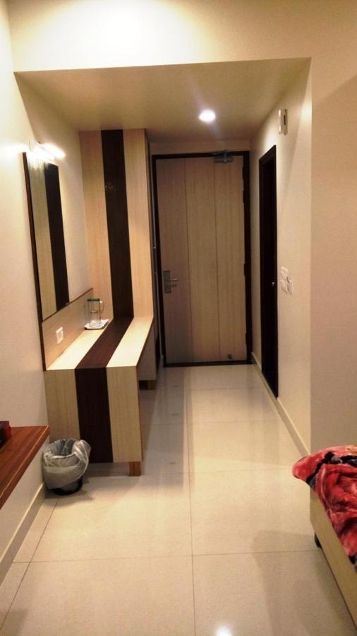Alankrita Suites & Party Halls Мератх Экстерьер фото