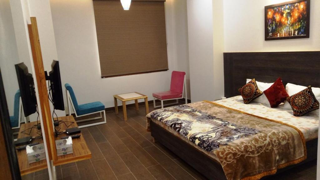 Alankrita Suites & Party Halls Мератх Экстерьер фото