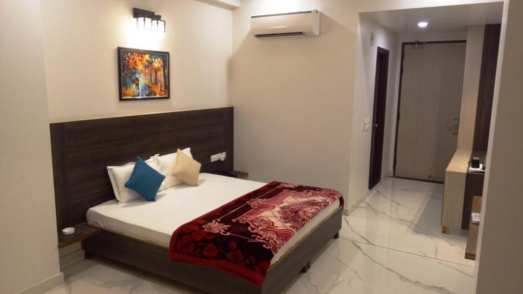 Alankrita Suites & Party Halls Мератх Экстерьер фото