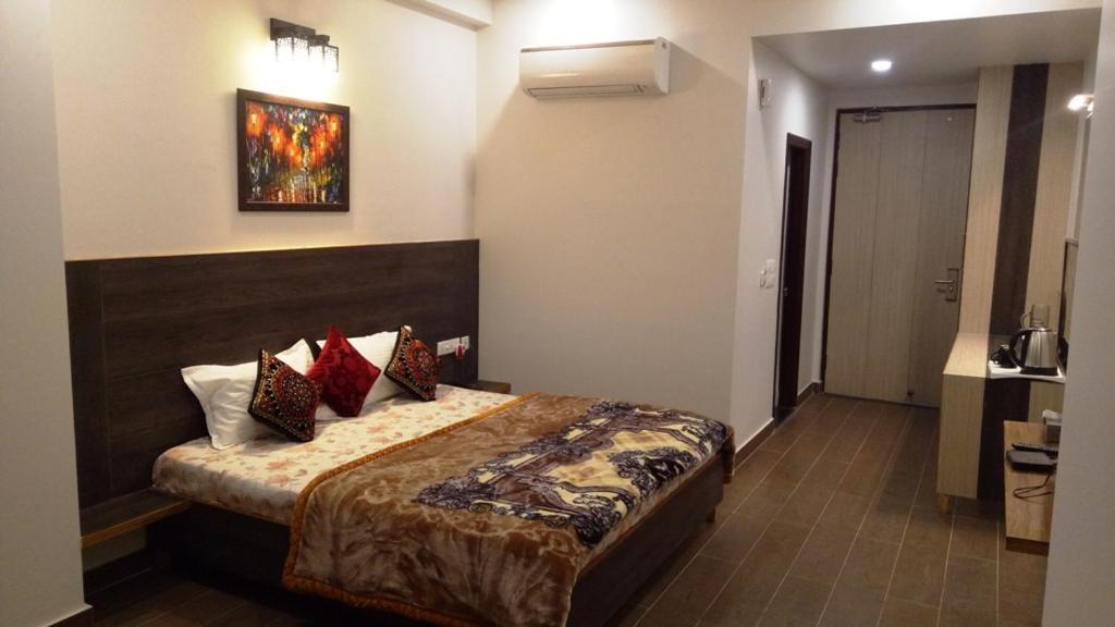 Alankrita Suites & Party Halls Мератх Экстерьер фото